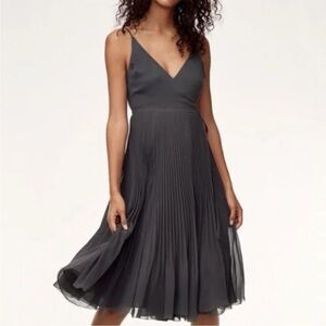 Aritzia Wilfred Beaune Pleated Midi Dress in Charcoal Gray. Size XS